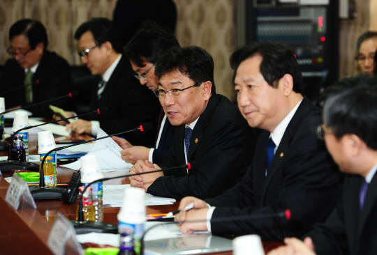 윤상직 산업통상자원부 장관이 27일 오후 경기도 안산시 경기테크노파크에서 열린 '여성R&D인력 간담회'에 참석, 인사말을 하고 있다.   산업통상자원부 제공